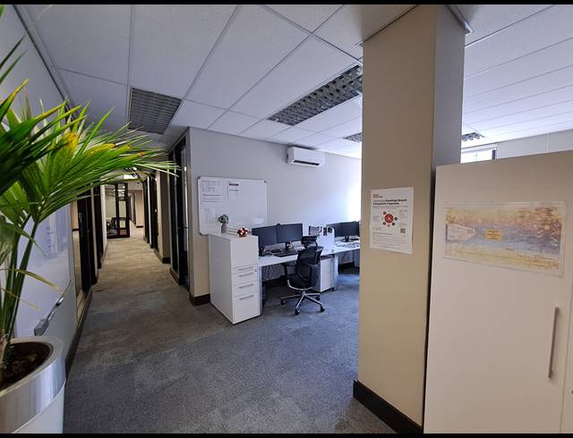 1,252M² OFFICE TO LET IN SANDHURST